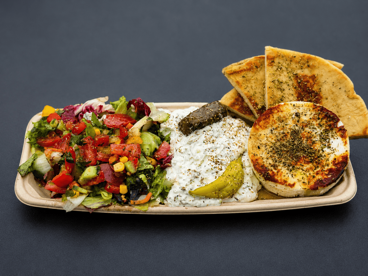 Manouri Teller, griechisches Essen, Salat, Pita Brot, Tzatziki